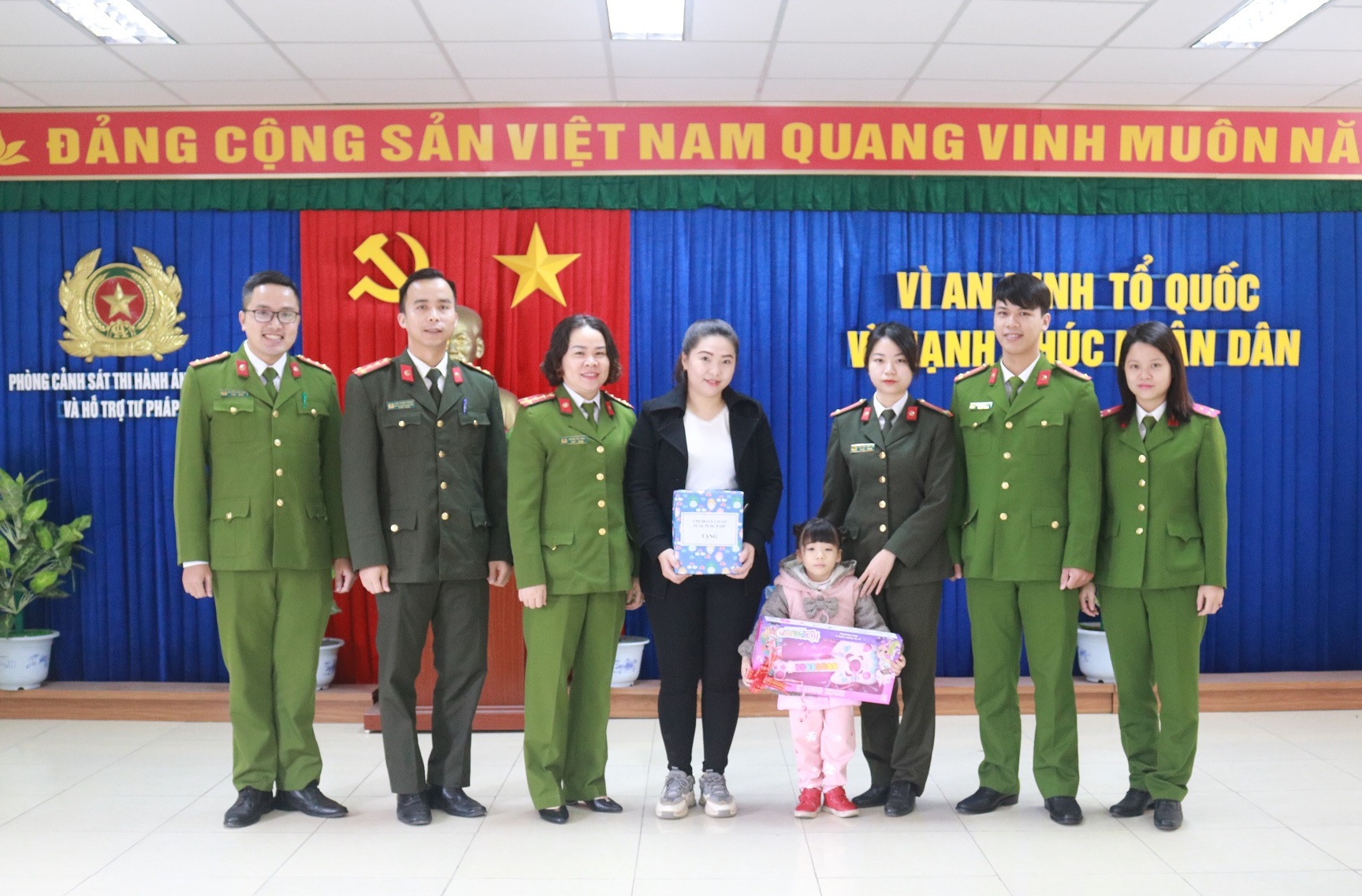 Liên Chi đoàn: Trao học bổng tặng con đoàn viên có hoàn cảnh khó khăn